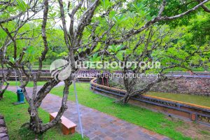 Thien Mu Pagoda – An Hien Garden House – Hue Imperial City – Tu Duc’s Tomb – Thuy Xuan Incense Making Village